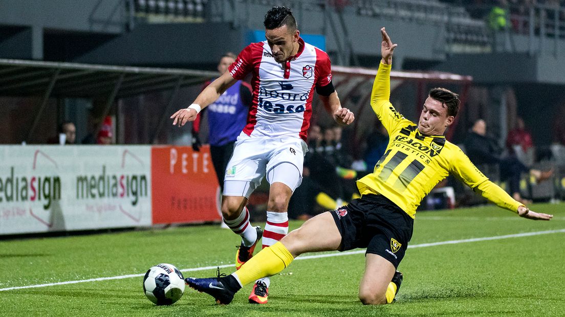 Klok met de actie, maar de rechtsback van FC Emmen had absoluut niet zijn avond (Rechten: Roel Bos/sportfoto.org)