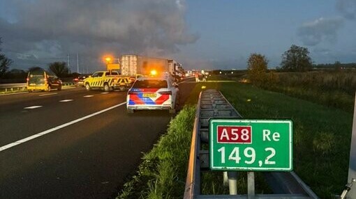 Stilstaande vrachtauto en botsing tussen meerdere auto's veroorzaakten file A58