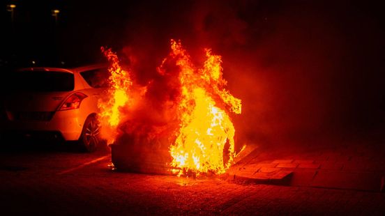 Auto in lichterlaaie • bestuurder botst tegen boom