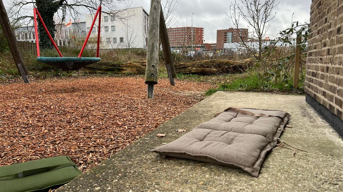 Op deze plek in een speeltuintje in het buurtje Jericho slaapt geregeld een dakloze.