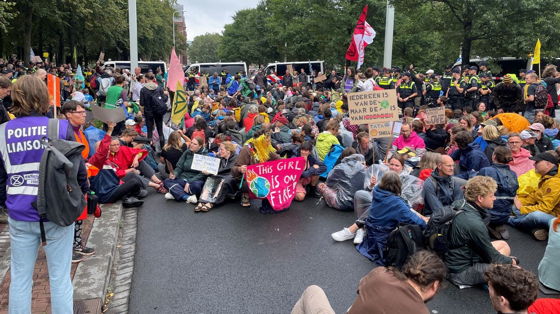 De actievoerders zitten op de snelweg