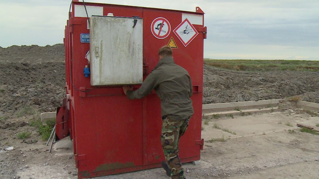 Beveiligde container met munitie uit Gat van zierikzee