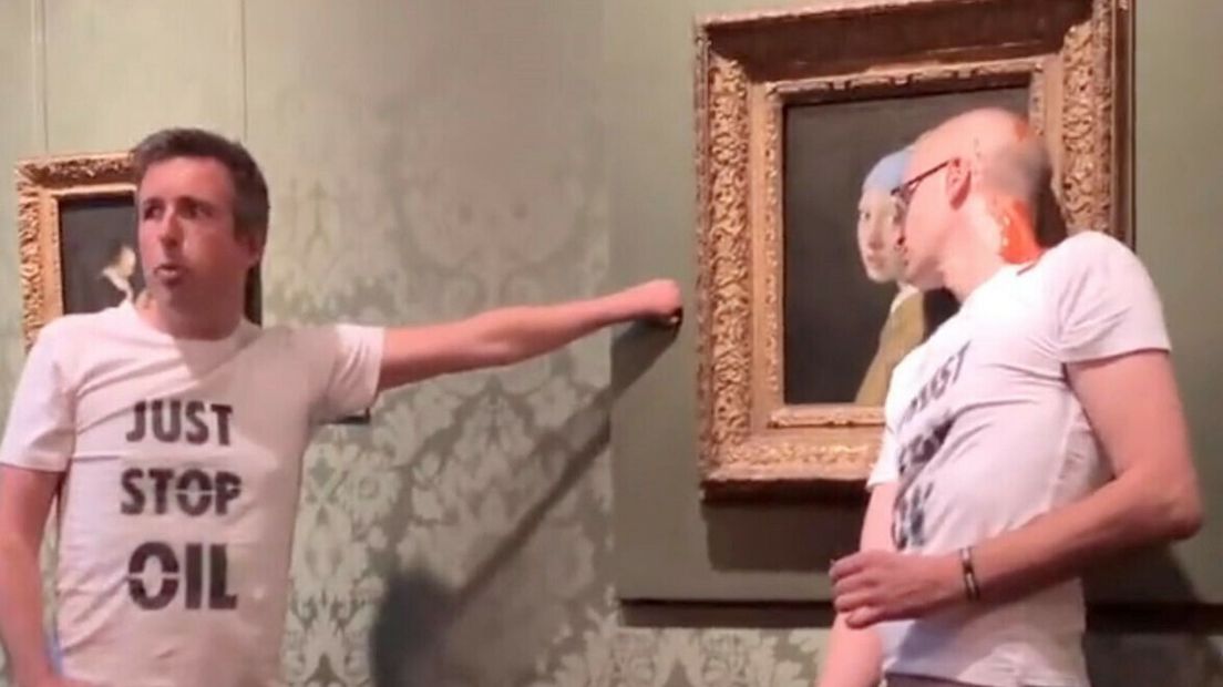 Vorig jaar plakte een activist zich vast in het Mauritshuis in Den Haag