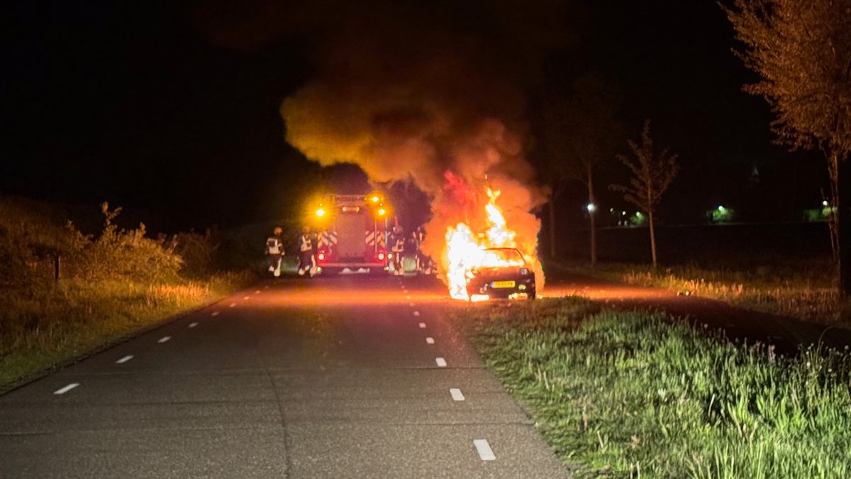 Geparkeerde auto in lichterlaaie in Beegden: politie zoekt eigenaar