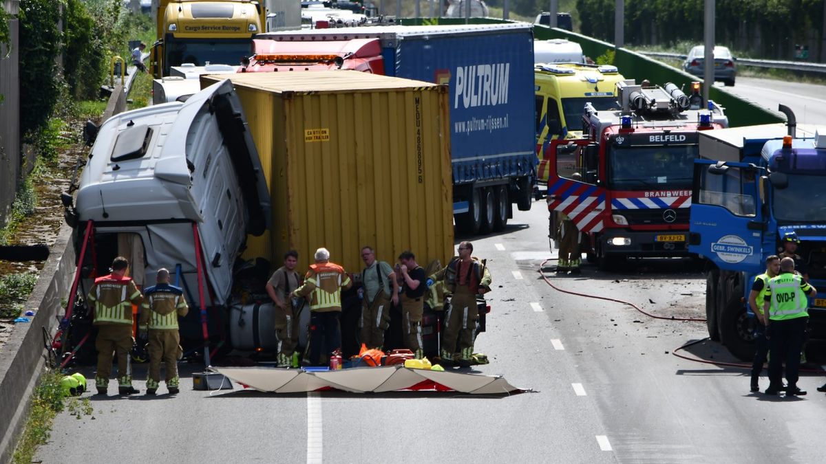 A73 weer vrij na ernstig ongeluk met twee vrachtwagens bij Tegelen - L1  Nieuws