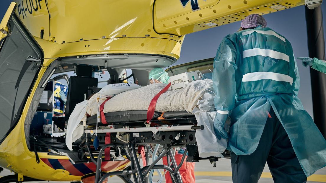 De helikopter op het helikopterdek