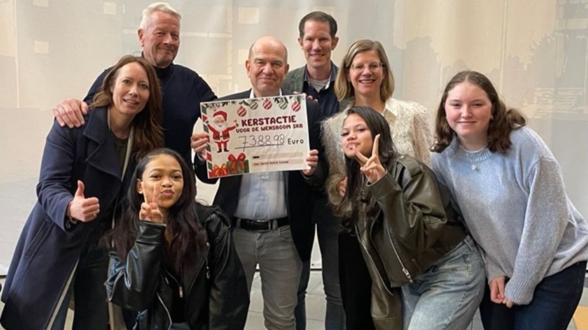 Feestelijke overhandiging van de cheque.