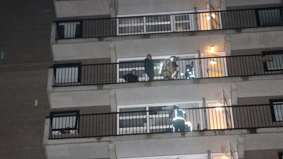 Brandweerlieden in het flatgebouw aan de Brink in de stad Groningen