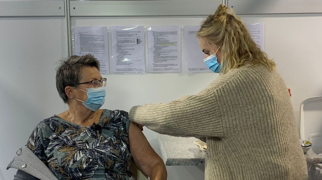 In Nijverdal werden vandaag bij zo'n 120 mensen een derde coronavaccinatie gezet
