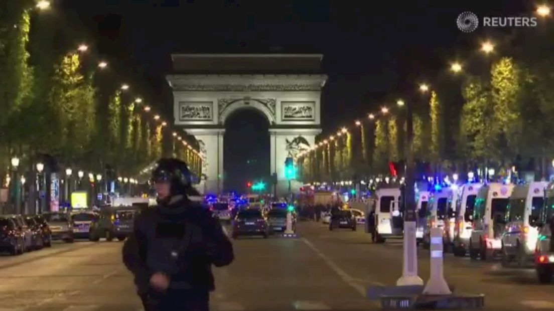 Agenten beschoten op Champs-Élysées: dode en gewonden