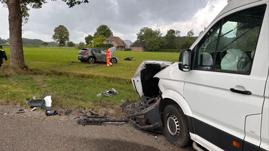Twee gewonden bij aanrijding Lemelerveld. Twee gewonden bij aanrijding Lemelerveld.