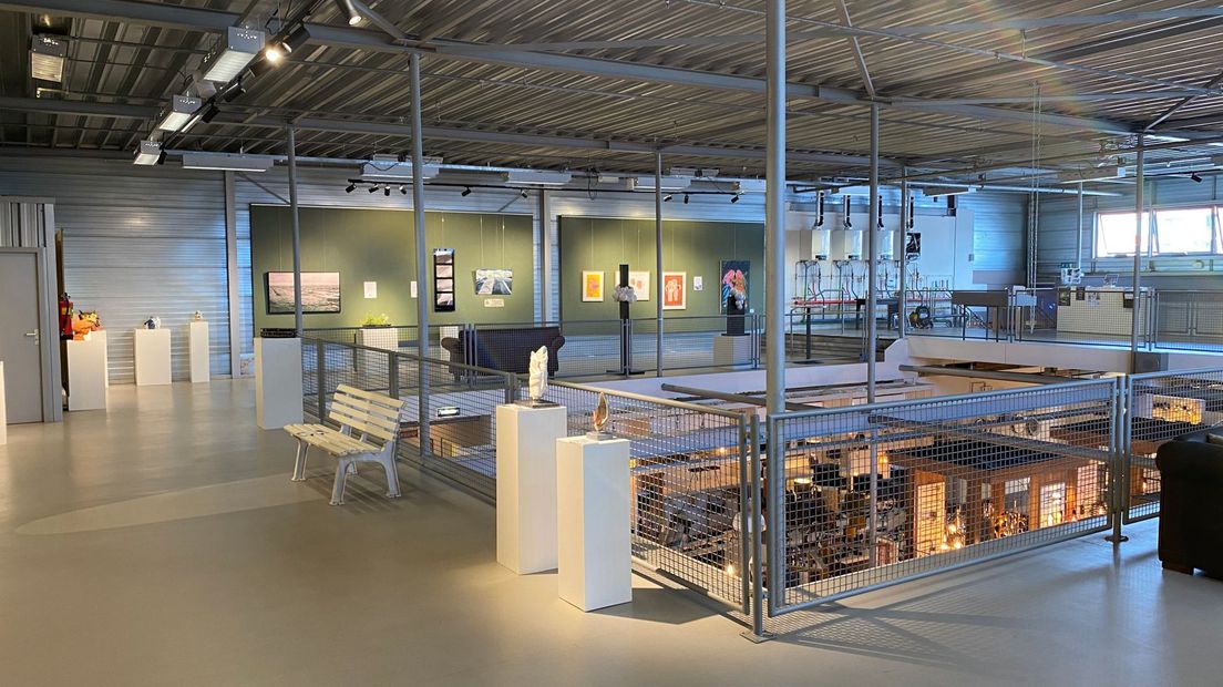 De expositie is te zien in de galerie op de derde etage van warenhuis Vanderveen in Assen.