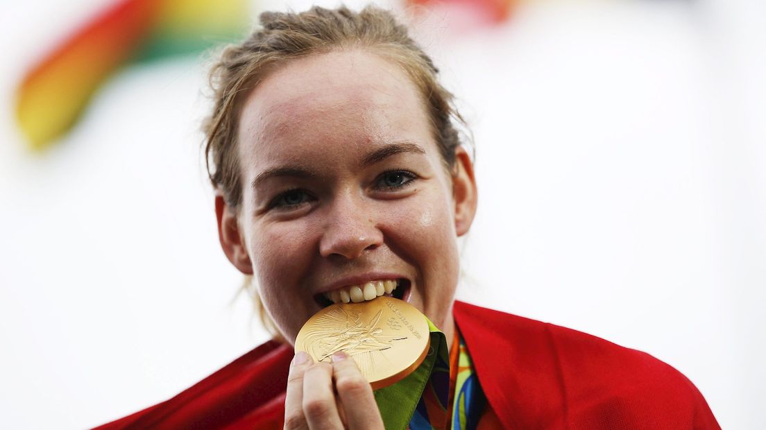Anna van der Breggen met haar gouden medaille