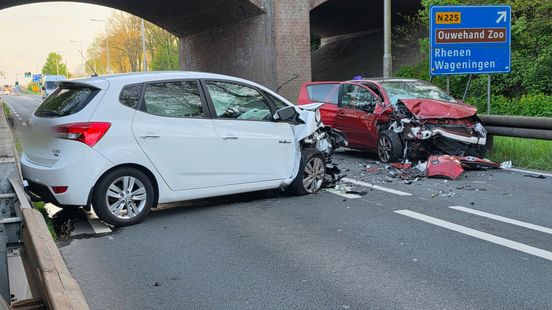 Auto's botsen op elkaar, 1 persoon naar ziekenhuis Home
