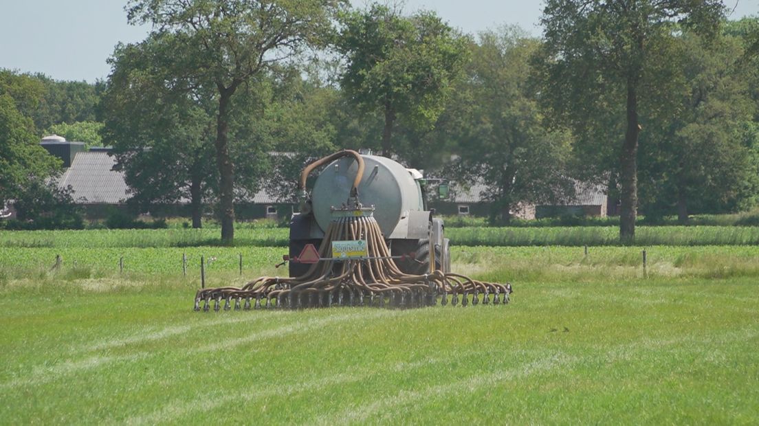 ter illustratie: mestrijden over grasland