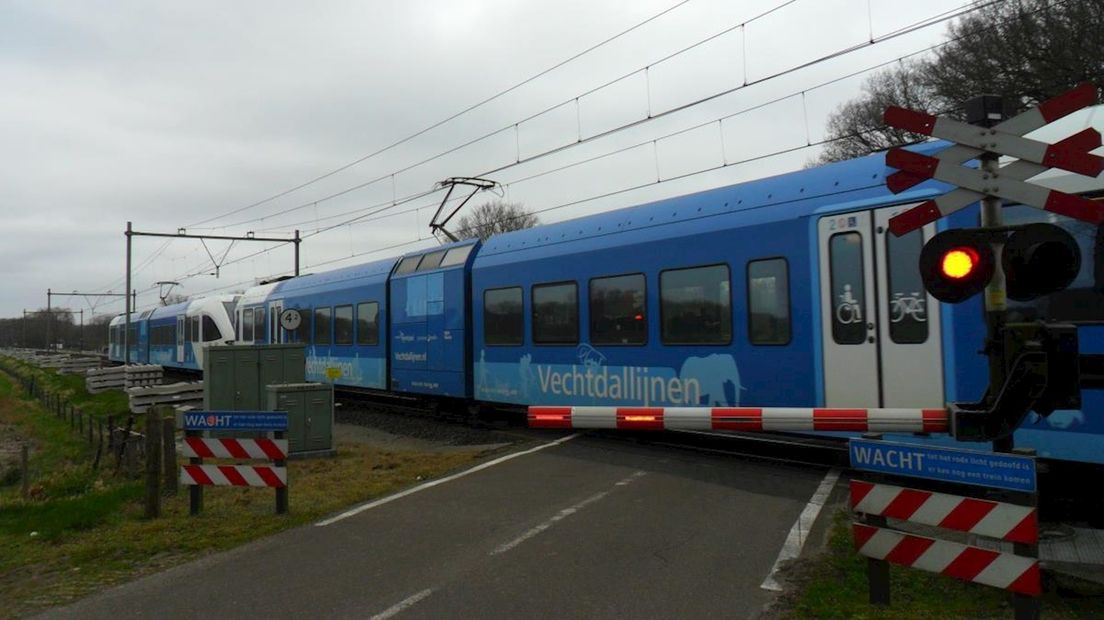 Een trein passeert een spoorwegovergang in Herfte