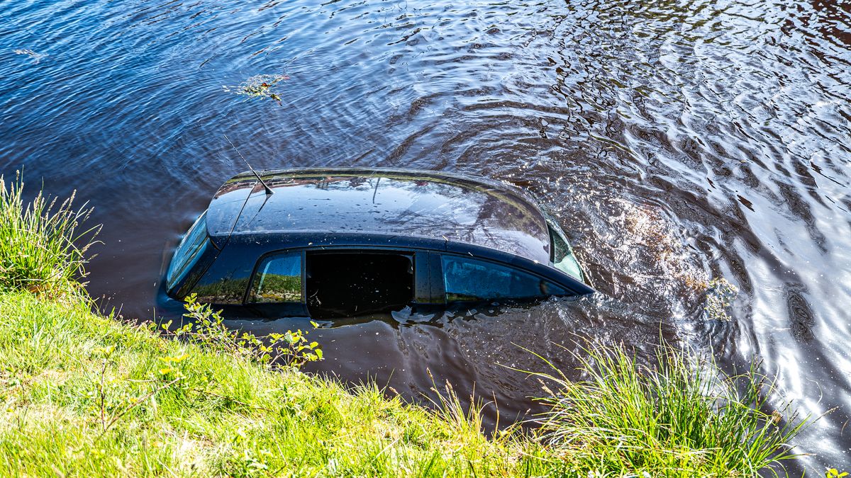Auto belandt in het water bij Appelscha | Vrouw (58) overleden na ongeluk bij pontje Langweer
