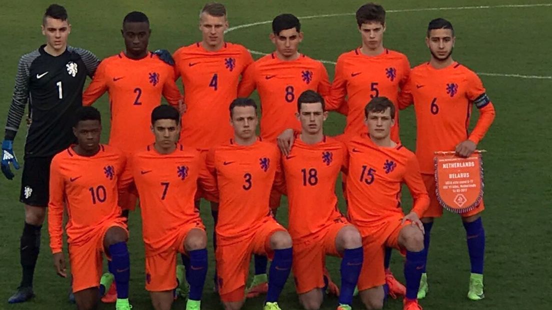 Thijs Oosting (nummer 15) zit bij de definitieve selectie van Oranje onder 17)