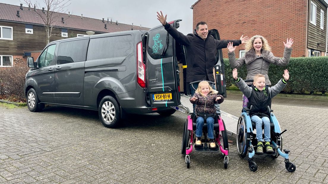 De familie Hamstra uit Emmen heeft een nieuwe rolstoelbus