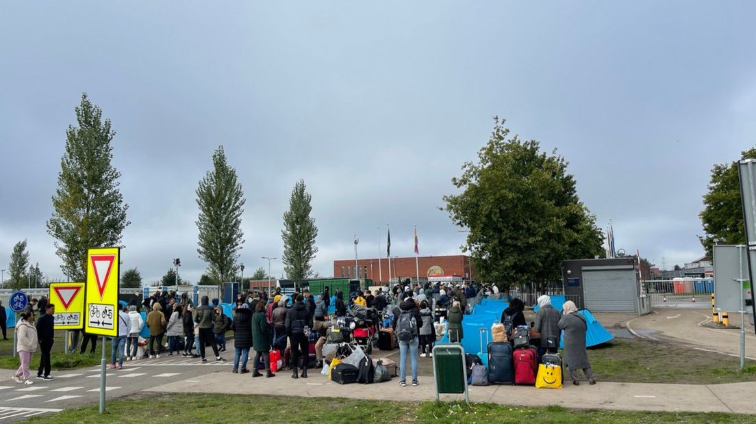 Mensen bij het aanmeldcentrum in Ter Apel