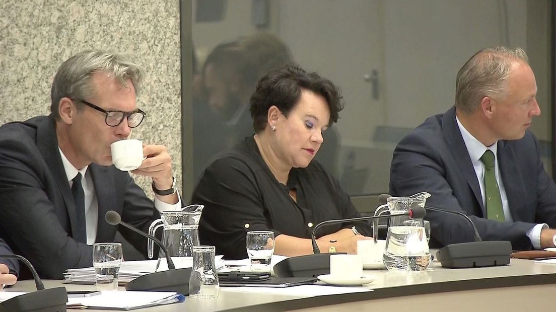 Staatssecretaris Sharon Dijksma tijdens debat over vliegroutes