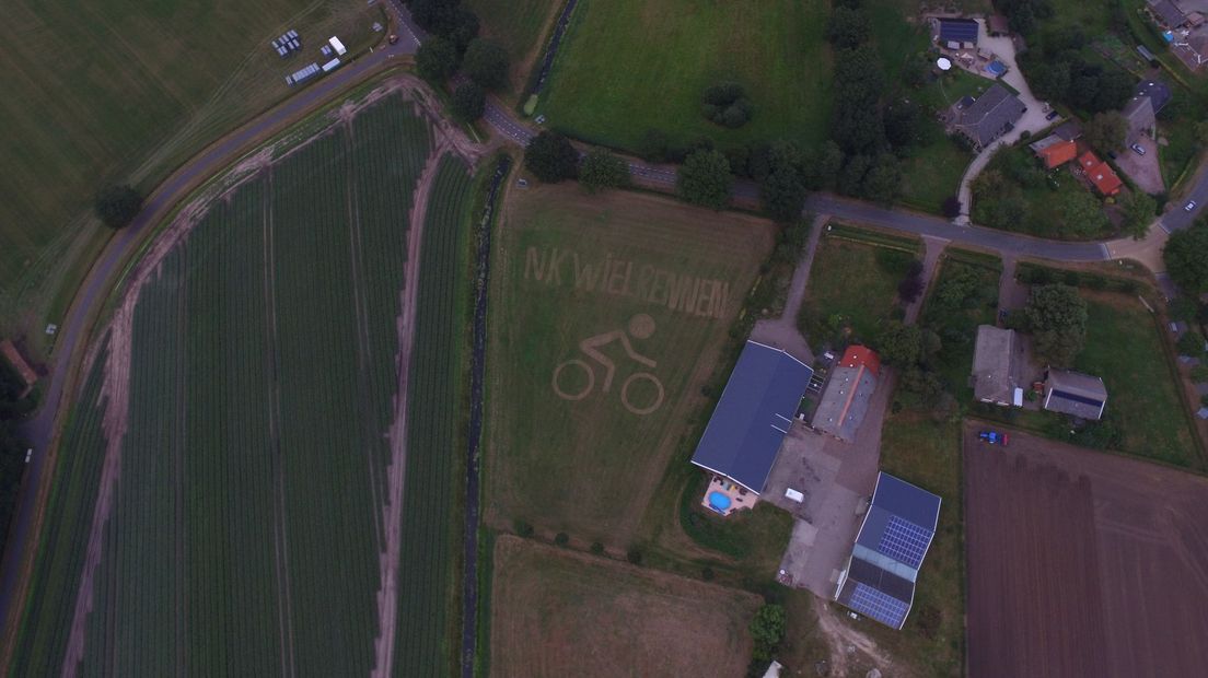 De creatie van Albert en Paula uit Drijber is goed te zien vanuit een drone (Rechten: Eigen foto)