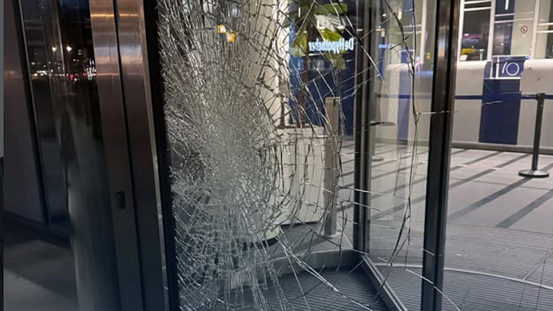 Deur politiebureau Charlois ingetrapt.