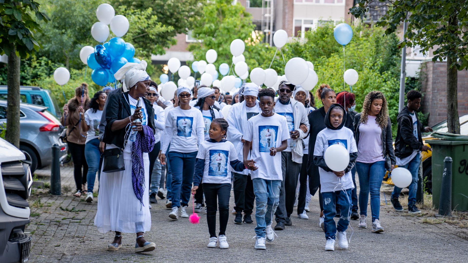 Stille Tocht Voor De Doodgestoken Joshua (15) In Rotterdam-Beverwaard ...