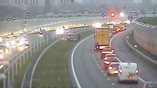 Flinke files op de weg door ongeluk, slecht weer en pakjesavond. Flinke files op de weg door ongeluk, slecht weer en pakjesavond.