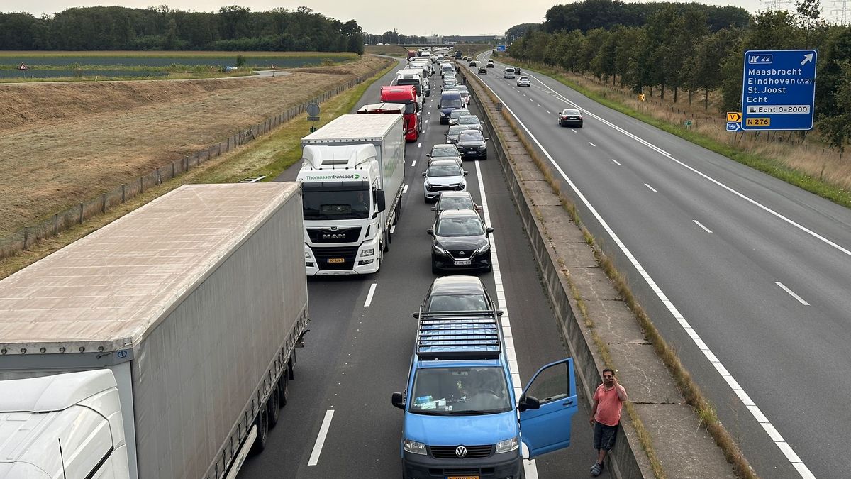 A73 bij Maasbracht dicht richting Roermond vanwege bermbranden