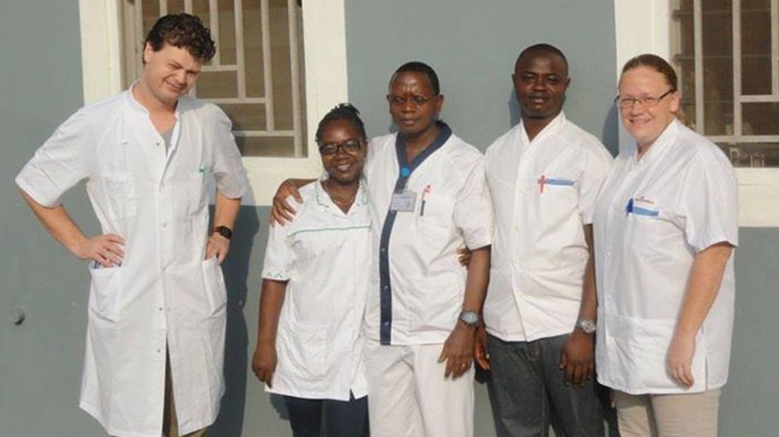 Nick Zwinkels (l) voor het ziekenhuis in Sierra Leone.