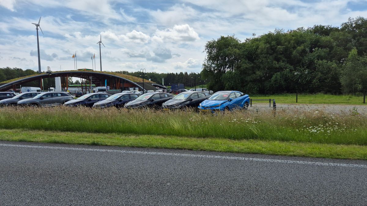 Gemeente Hoogeveen wil auto's bij tankstation Green Planet weg hebben: 'Lijkt wel een showroom'