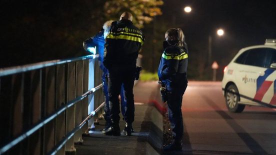 Wéér stenen op snelweg, twee auto's beschadigd