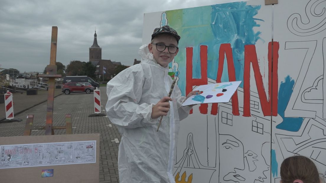 Schilderen aan het reizende hanzekunstwerk op de Grintkade in Hasselt