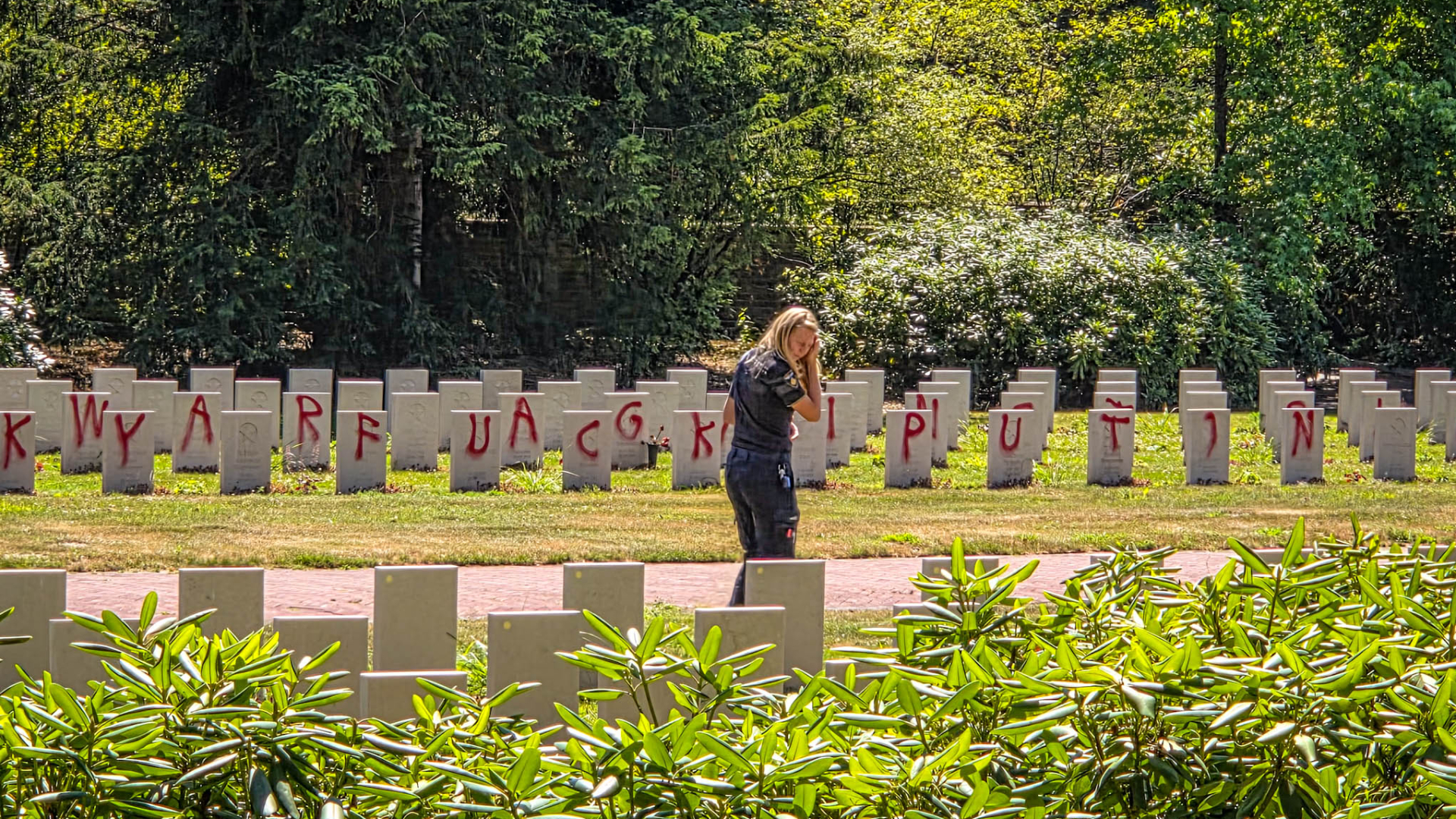 150 graven Sovjet Ereveld beklad met leuzen