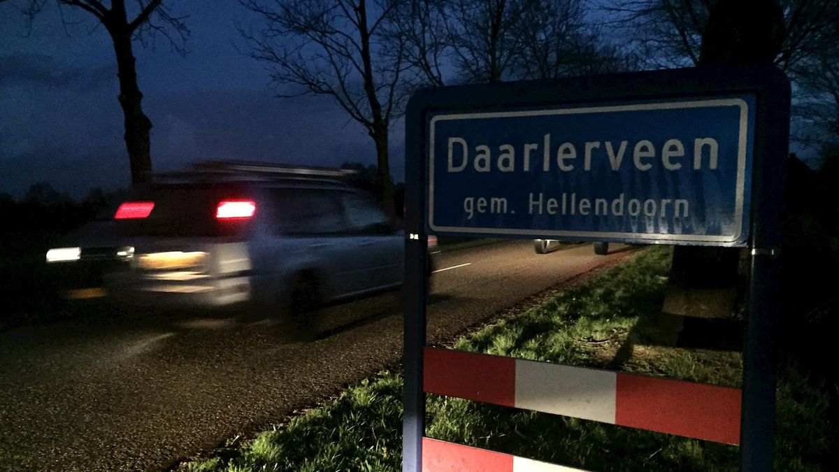 Wegversperring bij Daarlerveen levert verkeerschaos op: 