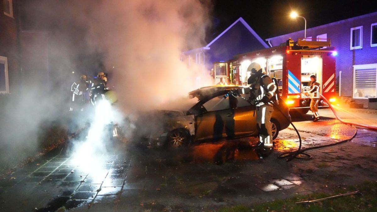 112 Nieuws: Auto brandt volledig uit in Dedemsvaart