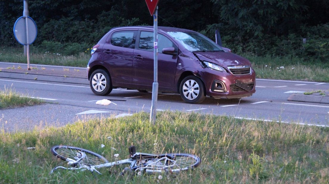 Een fietser is vrijdagavond ernstig gewond geraakt bij een aanrijding op de Ritzema Bosweg (N225) tussen Wageningen en Renkum.