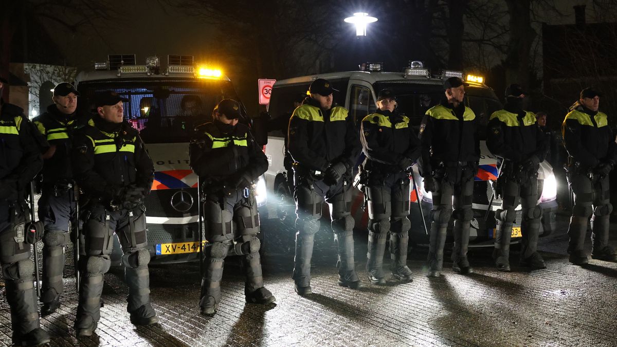 ME bij gemeenteraadsvergadering over azc: plein schoongeveegd na afsteken vuurwerk