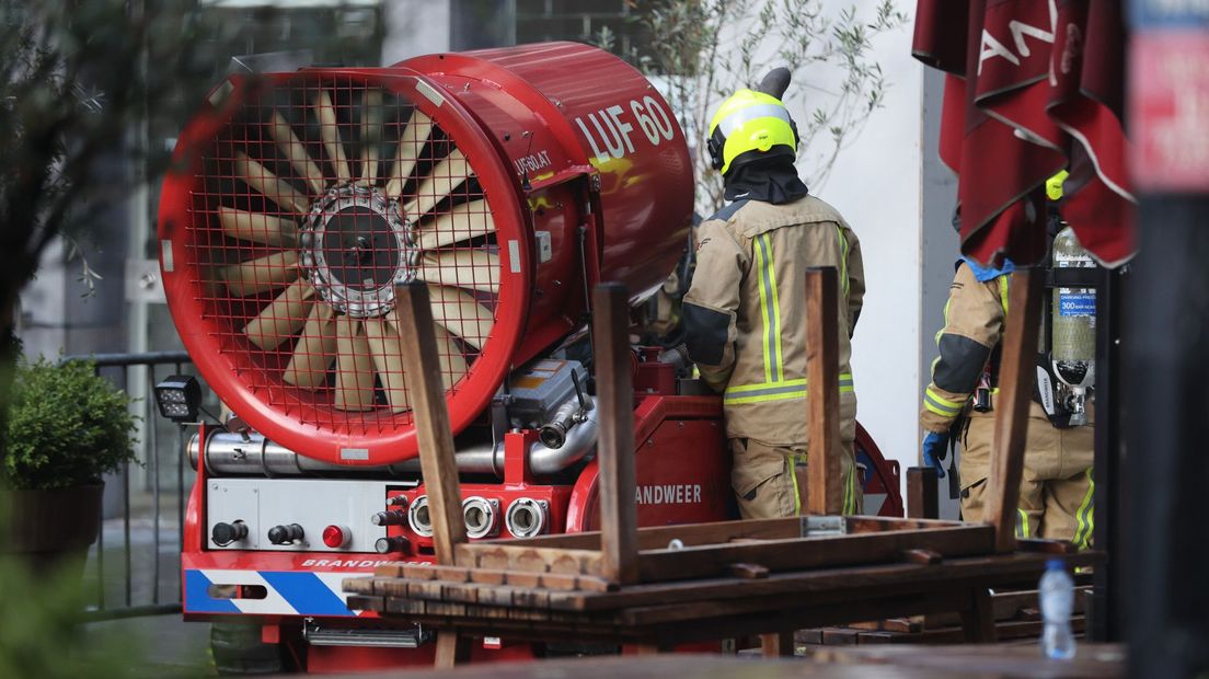 Een grote ventilator van de brandweerkazerne Rijswijk moet de rook uit het pand verdrijven