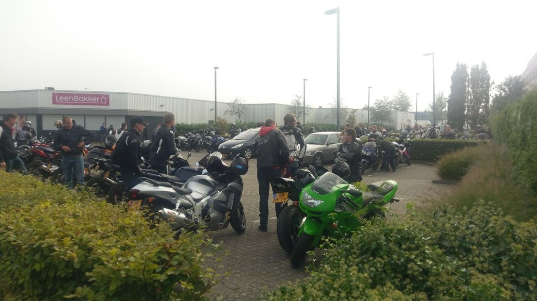 De politie probeerde zondagmiddag de samenkomst van veel motorrijders in de regio Arnhem te voorkomen. De groep van naar verluidt honderden motorrijders vertrok uit Veenendaal en speelde vervolgens een kat-en-muisspelletje rond Arnhem.
