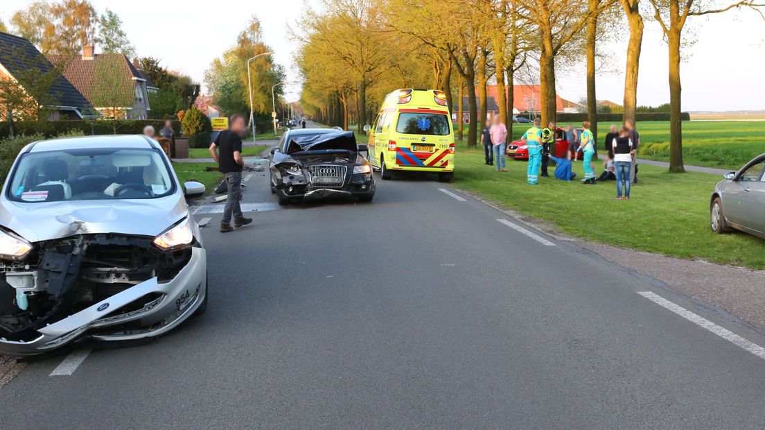 De auto botste achterop een stilstaande taxi (Rechten: Van Oost Media)