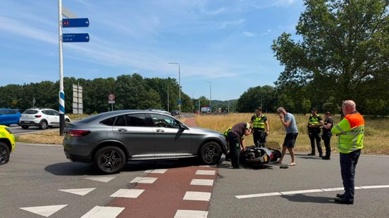 Automobilist wil afslaan en raakt scooter Nieuws