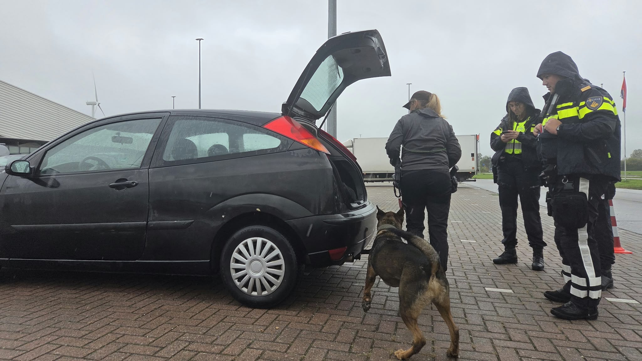 Vuurwapen aangetroffen en 23 bekeuringen: politie houdt grote verkeerscontrole in Terneuzen