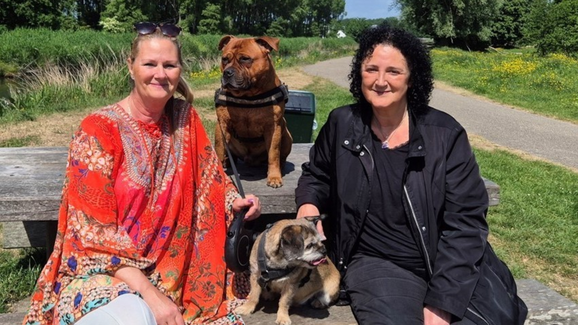 Angelique (links) en Lydia op hun favoriete bankje in het park: "Ik mis mijn zus enorm"