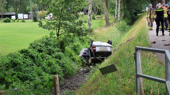 Automobilist belandt in de sloot in Nijverdal Nieuws