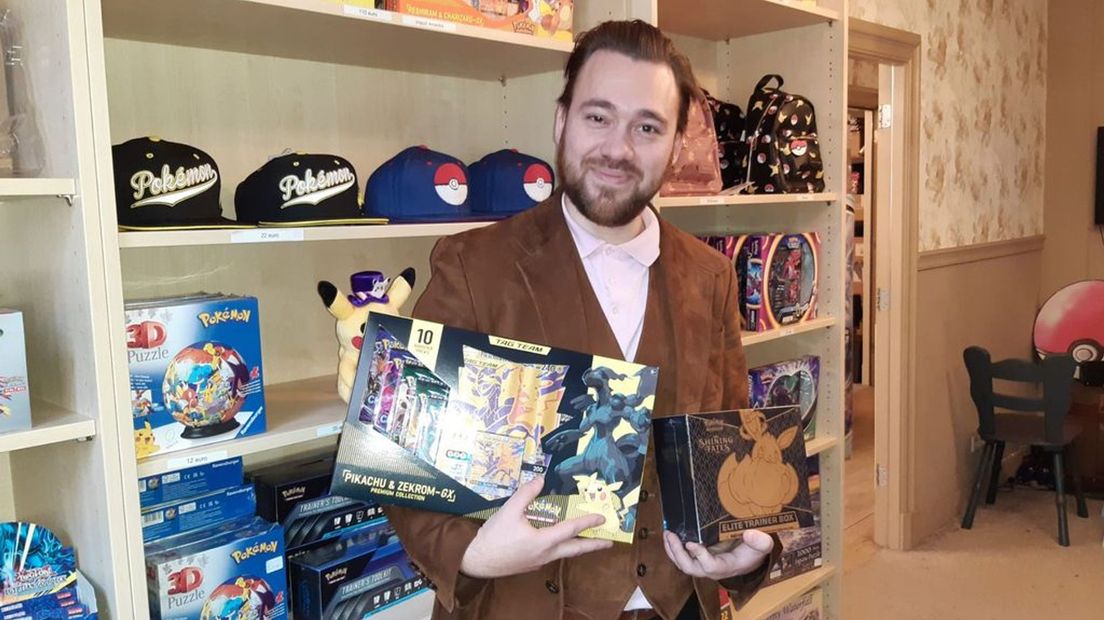 Eigenaar Kevin Wevers in de Pokémonwinkel in Aalten