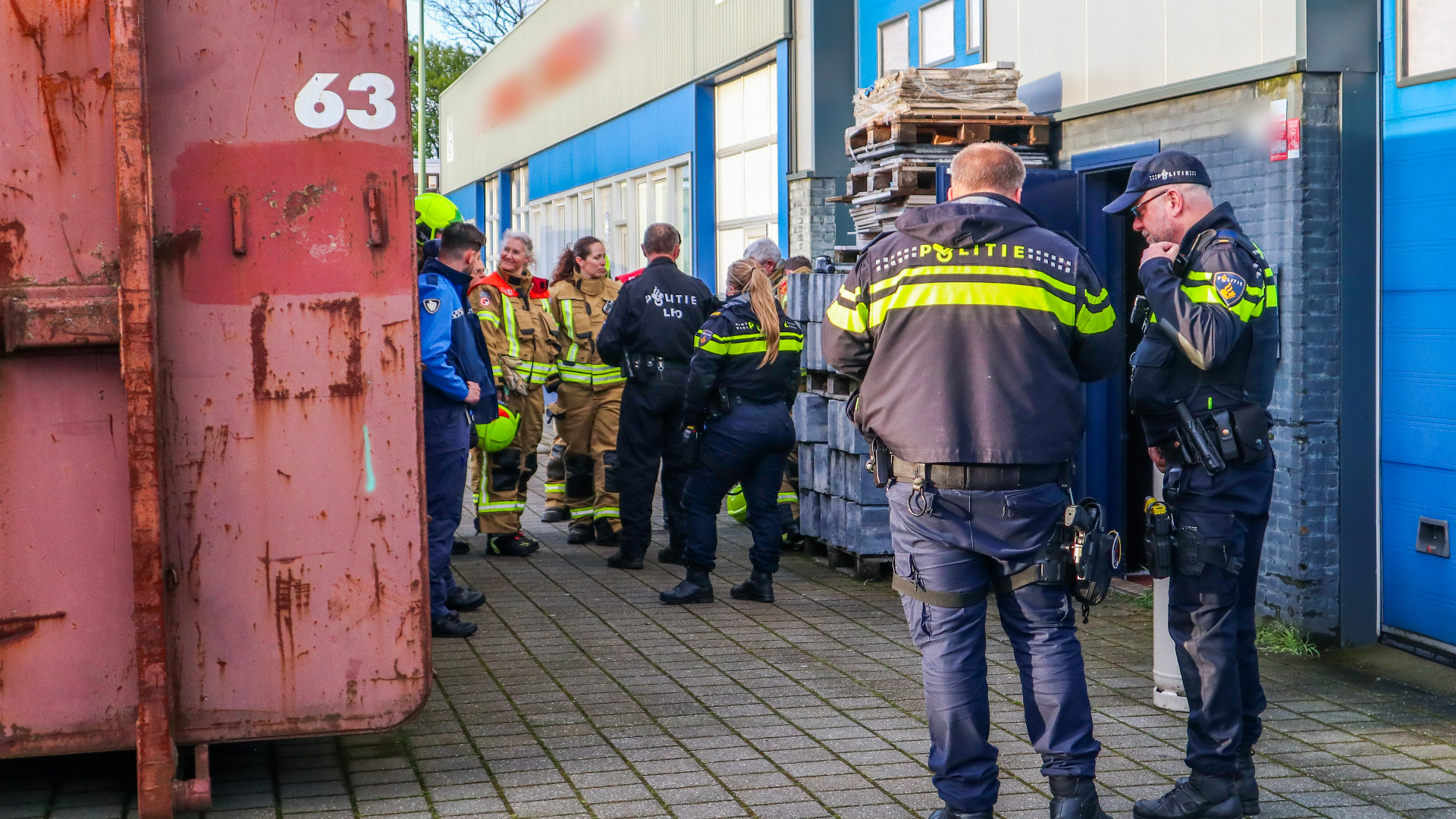 Politie vindt een drugslab op een industrieterrein in Vlaardingen