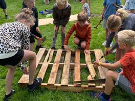 Hamers, hout en hutten: kinderen stampen in Zwolle dorp uit de grond