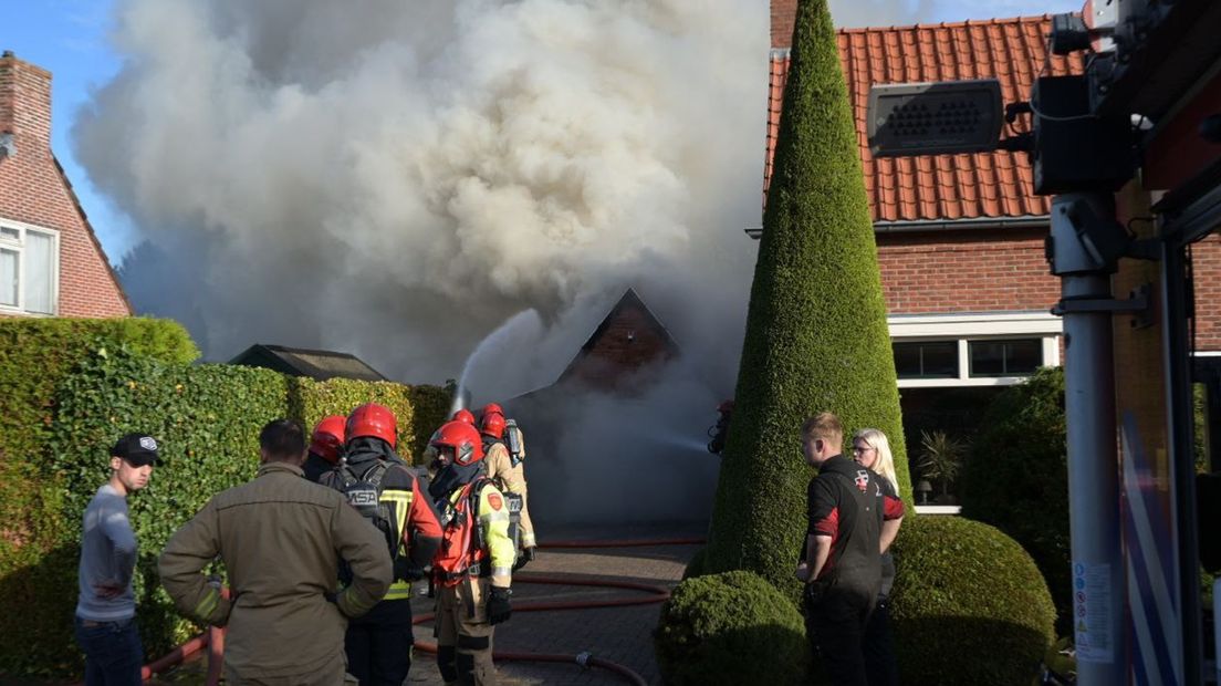 Er komt veel rook vrij bij de brand in Woldendorp